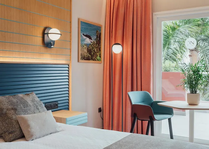 ロカ ニヴァリア グラン ホテル アデヘ